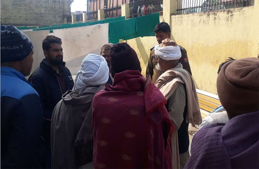 झोपड़ी में अचानक चली गोली और युवक ढेर झोपड़ी में अचानक चली गोली और युवक ढेर