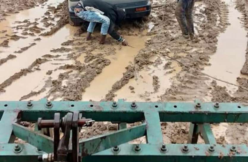 The wheels of vehicles stop in little rain, the roads are covered with mud जरा सी बारिश में थम जातें हैं वाहनों के पहिए, कीचड़ से लथपथ हैं मार्ग