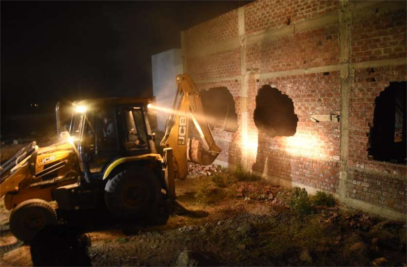 JCB runs on houses being built in illegal colony दिनभर शांति, रात के अंधेरे में जेसीबी ने तोड़ा घर