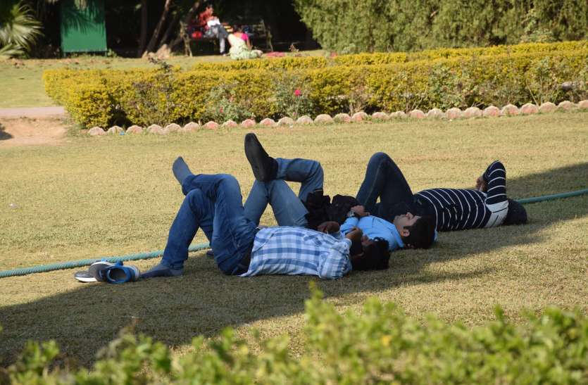 दिन में बढ़ी धूप की चुभन दिन में बढ़ी धूप की चुभन