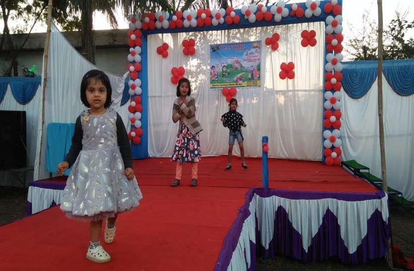 बच्चों ने देखा जादू और दिखाया मंच पर कमाल, ठंड में गर्मागर्म व्यंजनों का भी लिया मजा बच्चों ने देखा जादू और दिखाया मंच पर कमाल, ठंड में गर्मागर्म व्यंजनों का भी लिया मजा