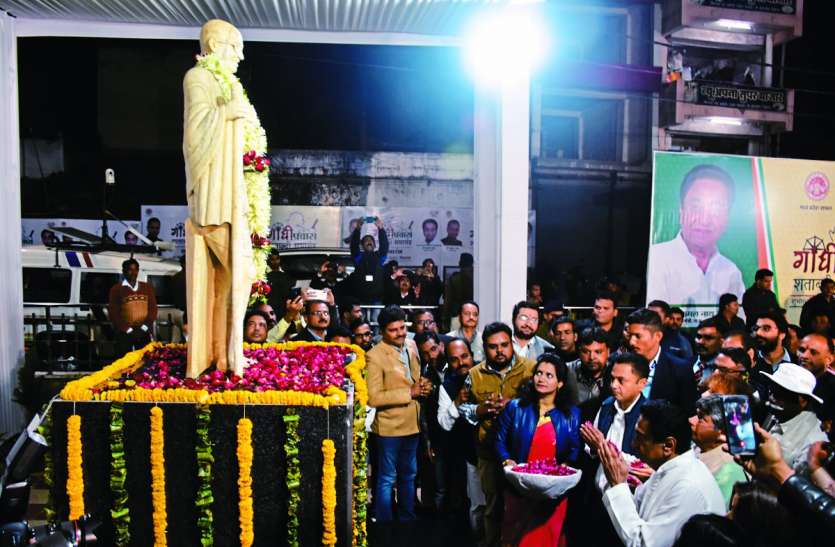 CM said: Bapu came here, it is a matter of pride for us CM said: विश्व के हालात पर इनके आदर्शों की है दरकार