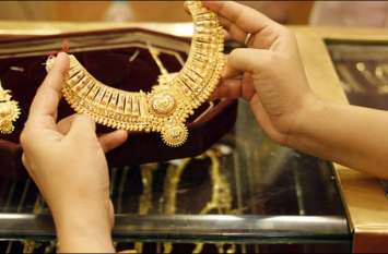 Jeweler out of the showroom, robbers opened fire, शोरुम से निकला ज्वैलर, गोलियां चला दी लुटेरों ने, दो साल में दूसरी बार लूट
