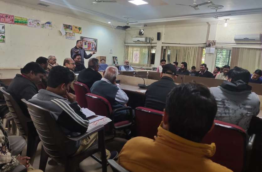 चार घंटे चली समीक्षा बैठक में निर्णय : नर्मदा तटों से जल्द हटेंगे अतिक्रमण, टूटी फेंसिंग सुधरेगी चार घंटे चली समीक्षा बैठक में निर्णय : नर्मदा तटों से जल्द हटेंगे अतिक्रमण, टूटी फेंसिंग सुधरेगी