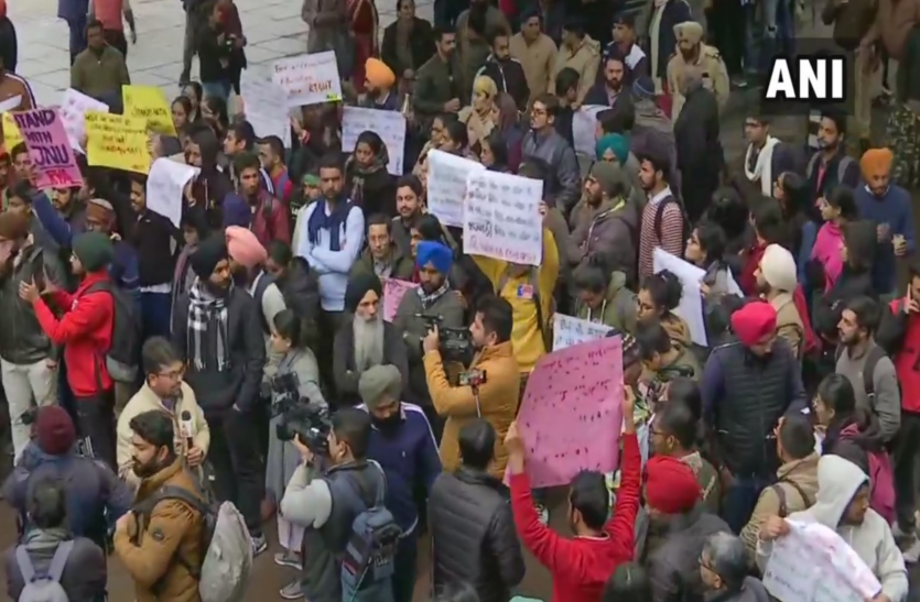 JNU Attack: पंजाब यूनिवर्सिटी में हंगामा, 'बेटी बचाओ' के जवाब में लगे 'BJP-RSS-ABVP' मुर्दाबाद के नारे JNU Attack: पंजाब यूनिवर्सिटी में हंगामा, 'बेटी बचाओ' के जवाब में लगे 'BJP-RSS-ABVP' मुर्दाबाद के नारे