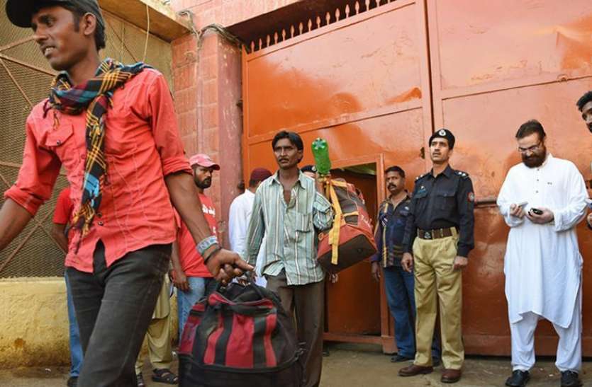 Indian fisherman released from Pakistan पाकिस्तान: सद्भावना के तहत 20 भारतीय मछुआरें रिहा, वाघा बॉर्डर के रास्ते आज पहुंचेंगे भारत