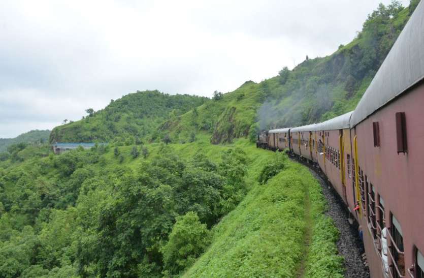 Indian Railway Mhow Sanavad Track Railway का सुहाना सफर - खूबसूरत जंगल और लंबी सुरंगों से भरा यह रेल ट्रेक