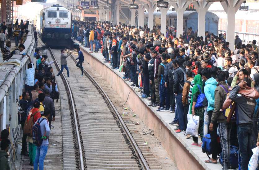 jaipur junction ट्रेनों में रिजर्वेशन को लेकर चल रही मारामारी, लग रही कतारें