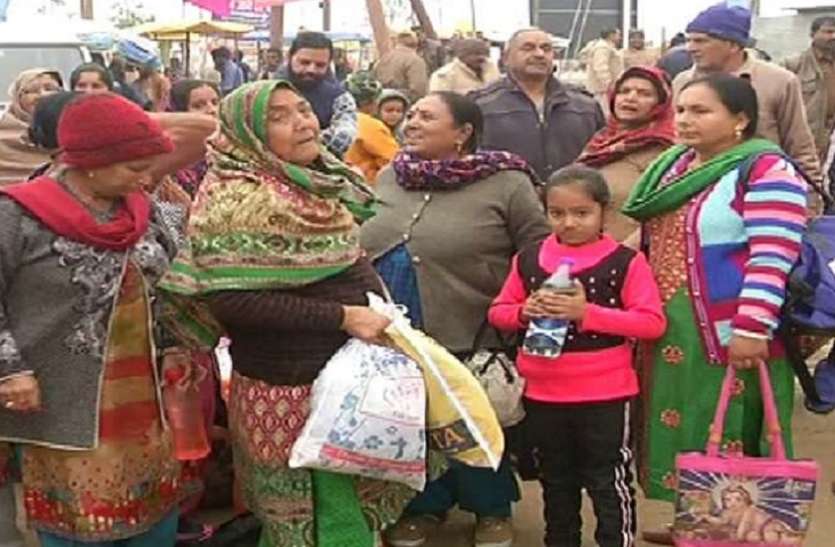 Hindu devotees from Jammu and Kashmir reached Prayagraj संगम नगरी पंहुचा जम्मू कश्मीर के हिन्दू श्रद्धालुओं का जत्था ,कहा भारत सरकार ...