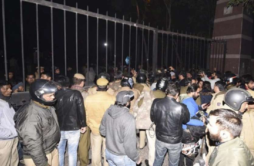 jnu_1.jpeg जेएनयू की सुरक्षा पर शिक्षकों ने उठाए सवाल, कहा- प्रशासन की मिलीभगत से हुई हिंसा