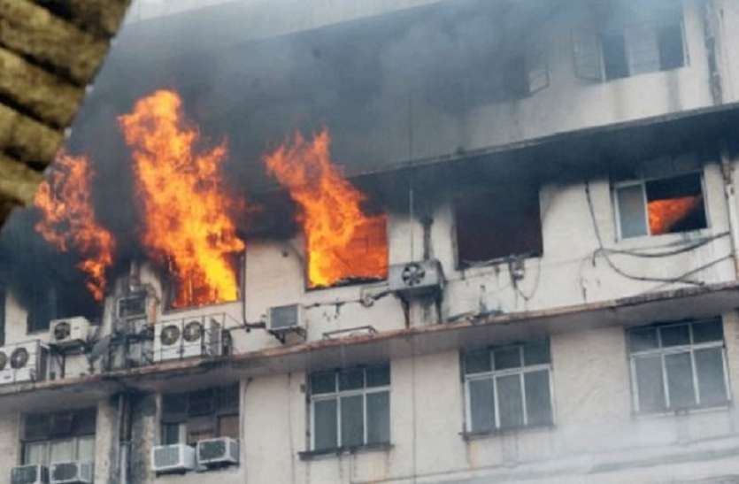 Mumbai Kamathipura Fire : कमाठीपुरा में अवैध फैक्टरियों से कैसे विकराल हो गई आग, पांच घायल Mumbai Kamathipura Fire : कमाठीपुरा में अवैध फैक्टरियों से कैसे विकराल हो गई आग, पांच घायल