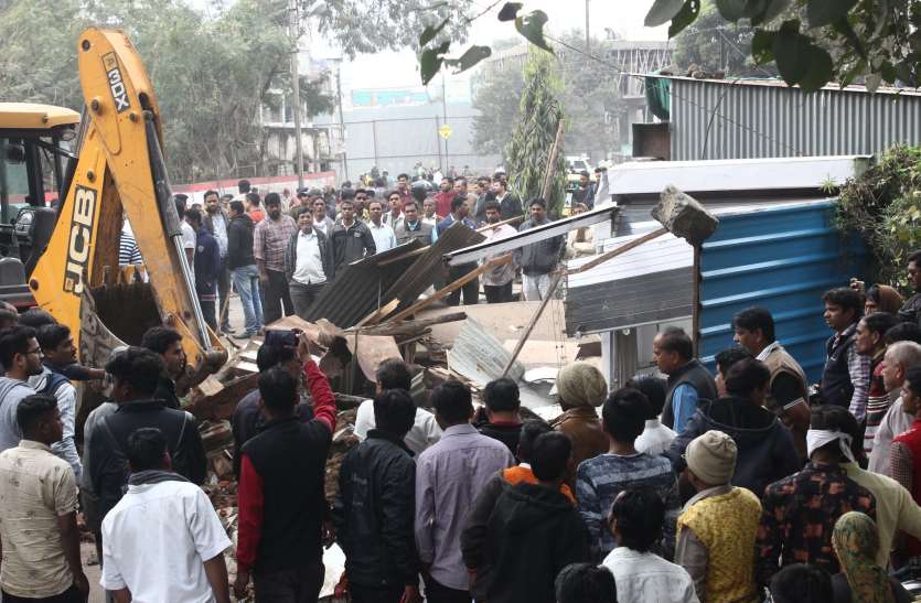 35 encroachment broken from government land in khandwa 1 किमी में 3 घंटे कार्रवाई कर सरकारी जमीन पर तने 35 अतिक्रमणों पर चला प्रशासन का पंजा