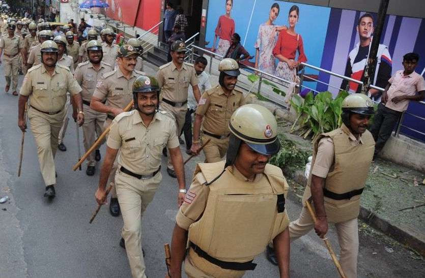 लगातार ड्यूटी से थक गई है बेंगलूरु पुलिस लगातार ड्यूटी से थक गई है बेंगलूरु पुलिस