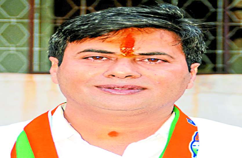 दुर्ग का सियासी ड्रामा खत्म, कांग्रेस ने धीरज को बनाया मेयर प्रत्याशी, भाजपा से नरेंद्र मैदान में दुर्ग का सियासी ड्रामा खत्म, कांग्रेस ने धीरज को बनाया मेयर प्रत्याशी, भाजपा से नरेंद्र मैदान में
