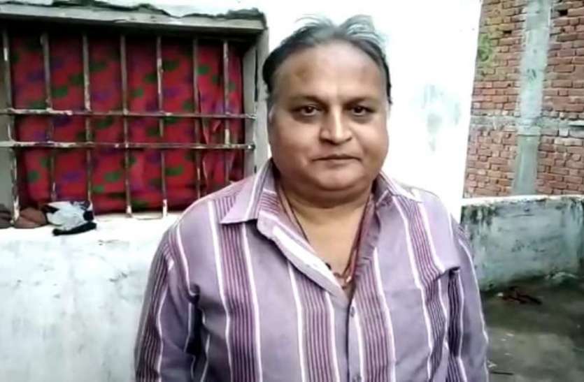खुद को जिन्दा साबित करने दफ्तरों के धक्के खा रहा दिव्यांग, स्कूल प्रबंधन ने कर दिया था मृत घोषित खुद को जिन्दा साबित करने दफ्तरों के धक्के खा रहा दिव्यांग, स्कूल प्रबंधन ने कर दिया था मृत घोषित