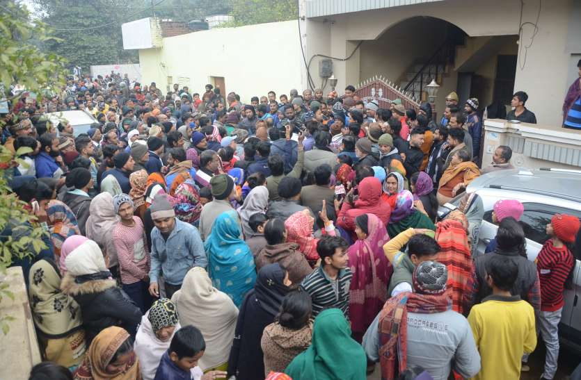 Demand for lease of houses, crowd of more than one thousand created ruckus मंत्री का घर घेरा पब्लिक ने कहा माफिया ढूंढो, गरीबों के घर मत तोड़ो