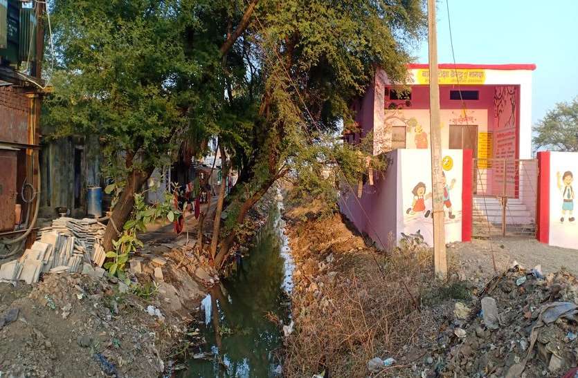 अधिकारियों की लापरवाही नौनिहालों पर पड़ न जाए भारी अधिकारियों की लापरवाही नौनिहालों पर पड़ न जाए भारी