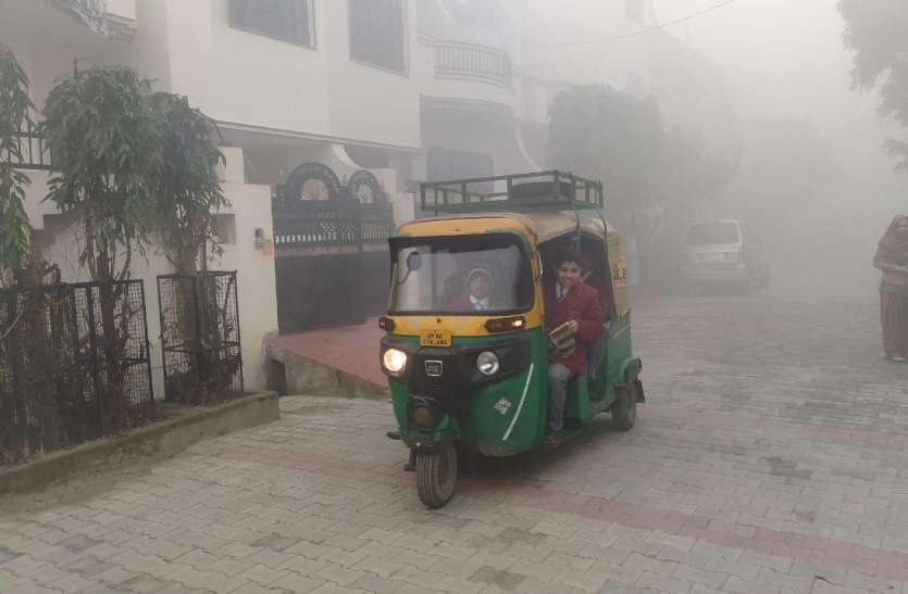 photo_2020-01-06_09-09-38.jpg स्कूलों की छुट्टियां नहीं बढ़ीं, भीषण कोहरे और कड़कड़ाती सर्दी में स्कूल गए बच्चे, देखें वीडियो