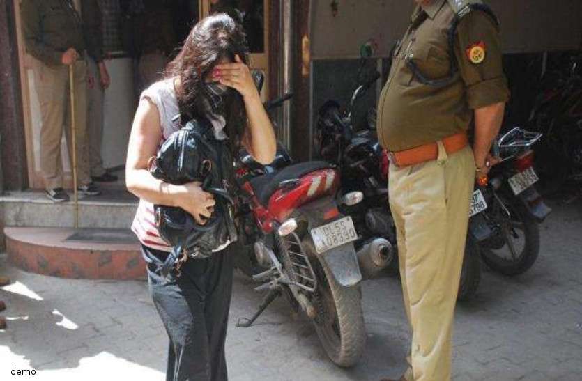 खुद को पुलिस अफसर बताकर लड़की को बुलाया होटल के कमरे में, रेप के बाद तैयार कर लिया वीडियो, फिर जब मन करता तब... खुद को पुलिस अफसर बताकर लड़की को बुलाया होटल के कमरे में, रेप के बाद तैयार कर लिया वीडियो, फिर जब मन करता तब...
