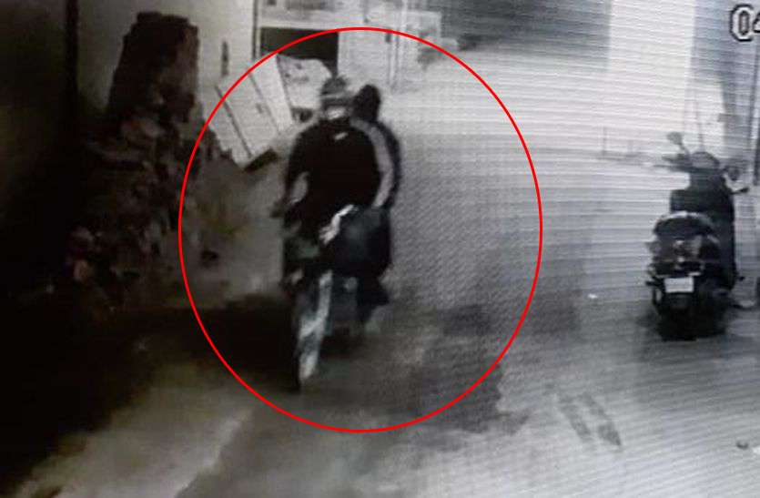 गलियों की खाक छानती रही पुलिस, चंद मिनट में रफू चक्कर हुए हथियारबंद लुटेरे गलियों की खाक छानती रही पुलिस, चंद मिनट में रफू चक्कर हुए हथियारबंद लुटेरे