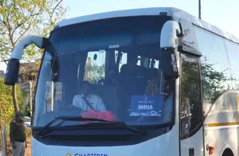 VIDEO : इंदौर पहुंची भारत-श्रीलंका की टीम, ड्रेसिंग रूम में लगवाए हीटर, एक झलक पाने पहुंचे फैंस VIDEO : इंदौर पहुंची भारत-श्रीलंका की टीम, ड्रेसिंग रूम में लगवाए हीटर, एक झलक पाने पहुंचे फैंस