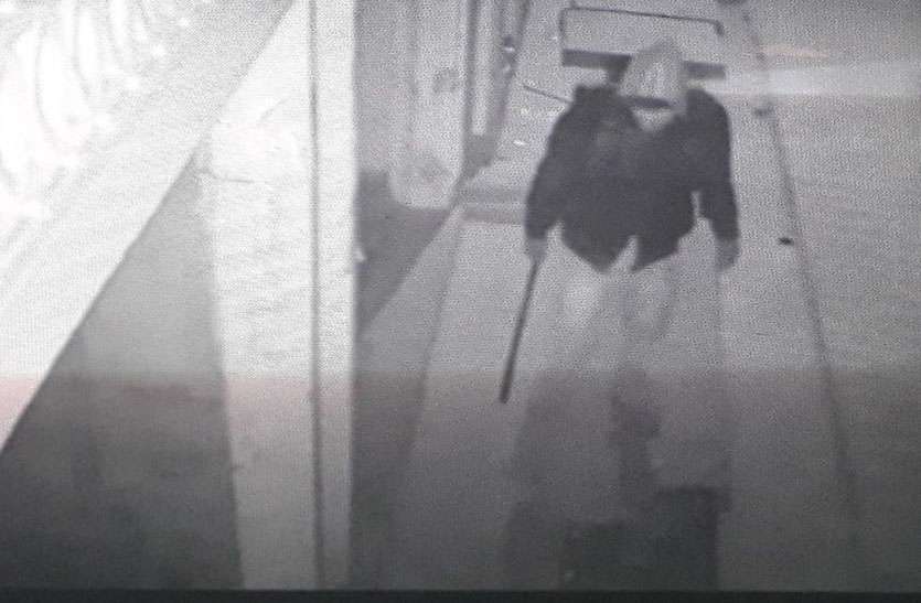 एक साथ पांच दुकानों के टूटे ताले, सीसीटीवी कैमरे में कैद हुआ चोर एक साथ पांच दुकानों के टूटे ताले, सीसीटीवी कैमरे में कैद हुआ चोर