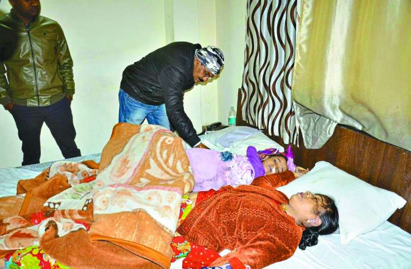इंदौर के दपंती ने जहर खाया, पत्नी और बेटी का शव कमरे में मिला, पति गायब होटल में पत्नी से लिखवाया सुसाइड नोट, फिर उसे और 8 साल की बच्ची को जहर खिलाकर चला गया पति, दोनों की मौत