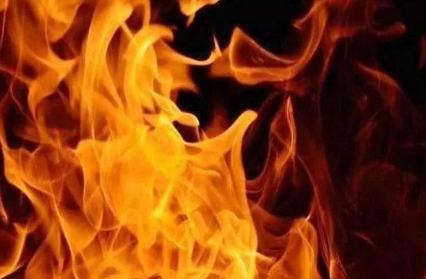 Demo Pic शादीशुदा शख्स के प्यार में पड़ी बेटी, मां ने किया विरोध तो पीटने के बाद किया आग के हवाले