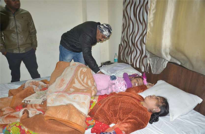 होटल के कमरे में मिला मां-बेटी का शव, पति फरार BREAKING NEWS - होटल के कमरे में मिला मां-बेटी का शव, पति फरार