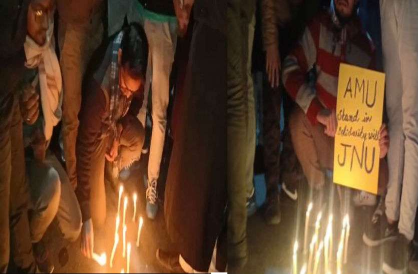 candle march in amu JNU में छात्रों के साथ हुई हिंसा के विरोध में AMU छात्रों ने निकाला कैंडल मार्च, आज तिरंगा मार्च की तैयारी