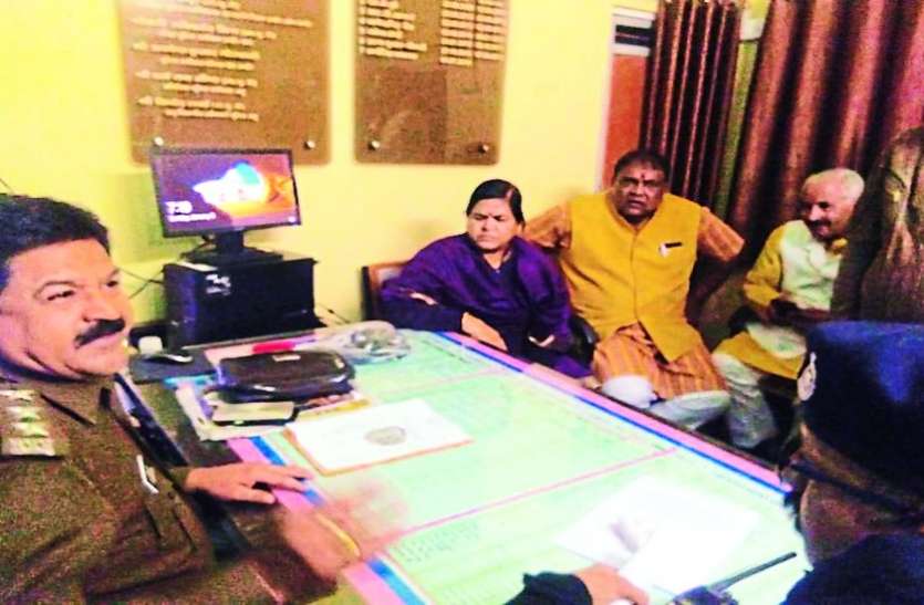 भाजपा विधायक ठाकुर ने घेरा किशनगंज थाना, हंगामे की बनी स्थिति भाजपा विधायक ठाकुर ने घेरा किशनगंज थाना, हंगामे की बनी स्थिति