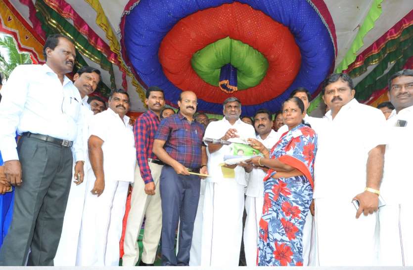 Tamilnadu वेलूर में पोंगल गिफ्ट का वितरण शुरू Tamilnadu वेलूर में पोंगल गिफ्ट का वितरण शुरू