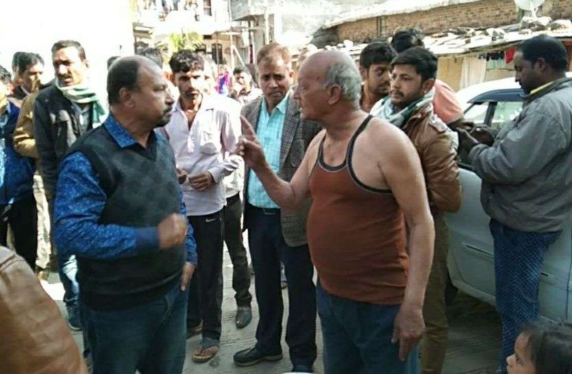 vivad ka video VIDEO विवाद पुलिस देखती रही, पड़ोसियों में जमकर चले लात घूंसे
