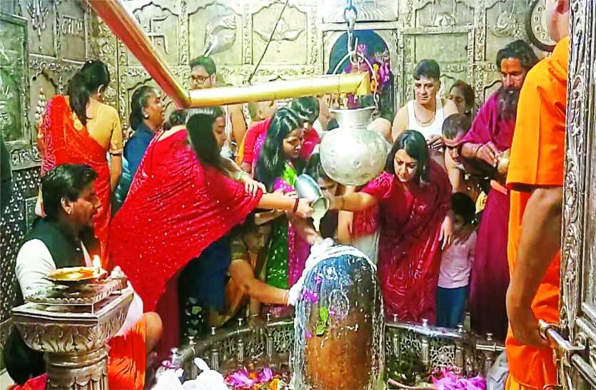 महाकाल के गर्भगृह तक पहुंच रही बाल्टी, पंचामृत अभिषेक में नियमों का मखौल महाकाल के गर्भगृह तक पहुंच रही बाल्टी, पंचामृत अभिषेक में नियमों का मखौल