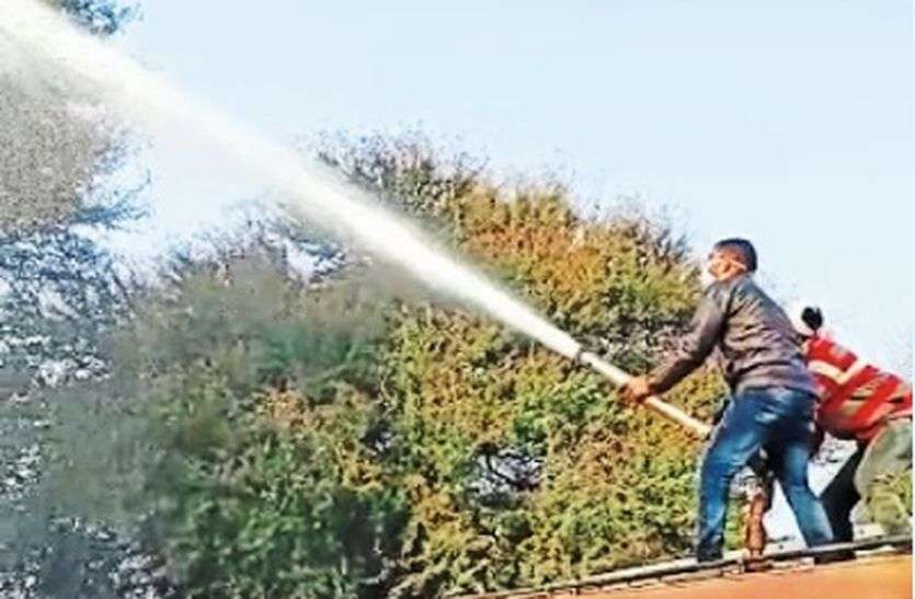 चार दमकलों व 50 ट्रैक्ट्ररों ने चार घंटे तक किया स्प्रे चार दमकलों व 50 ट्रैक्ट्ररों ने चार घंटे तक किया स्प्रे