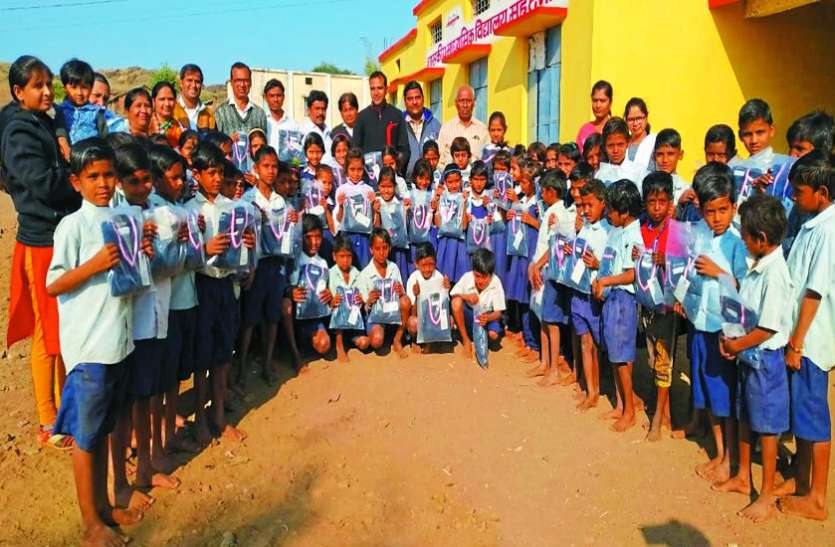 Sendhwa School News ठंड से कांपते गरीब बच्चों को दी स्वेटर तो हुआ ऐसा कमाल