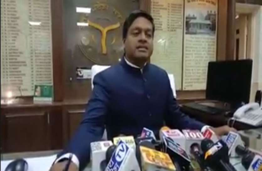 चार्ज लेते ही डीएम ने लगाई कोर्ट, कर्मचारियों से कहा स्वागत नहीं काम पर लगें, देखें वीडियो चार्ज लेते ही डीएम ने लगाई कोर्ट, कर्मचारियों से कहा स्वागत नहीं काम पर लगें, देखें वीडियो