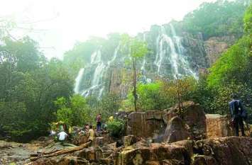 Handwada waterfall in Abujhmad is still far away for tourists. अबूझमाड़ में कई जलप्रपात आज भी पर्यटन के लिए है अबूझ, खासकर बस्तर का सबसे ऊंचा व खूबसूरत जलप्रपात हांदावाड़ा