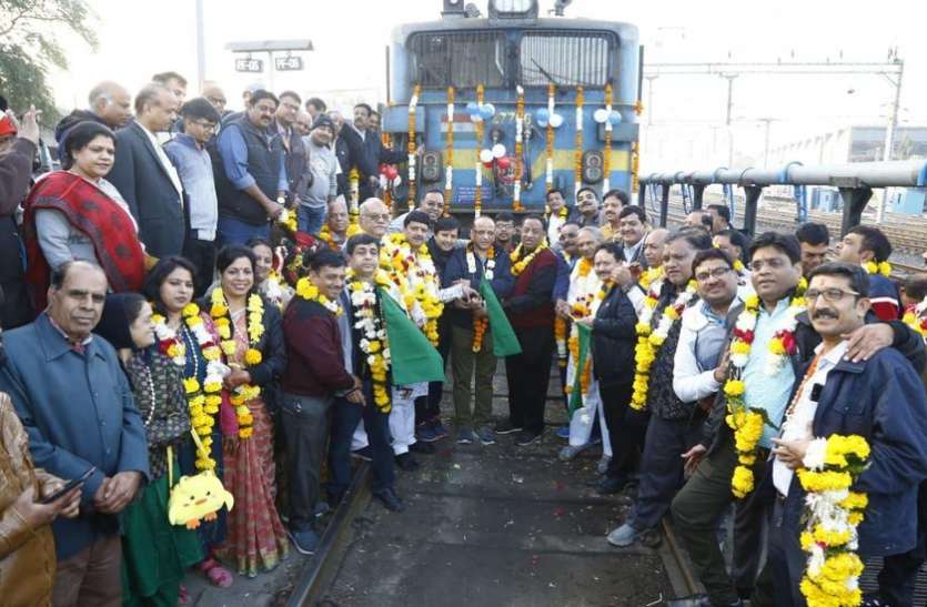 Indian Railway : विधायक ने तोड़े रेलवे के नियम, देखती रही पुलिस Indian Railway : विधायक ने तोड़े रेलवे के नियम, देखती रही पुलिस