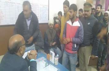 Uproar after new born baby died in chandauli District Hospital बच्चा की मौत के बाद परिजनों का अस्पताल में हंगामा, डॉक्टर पर लापरवाही का आरोप
