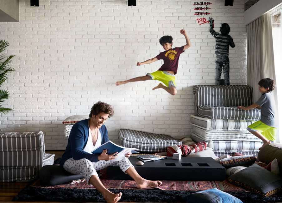 hrithik-roshan-at-home.jpg