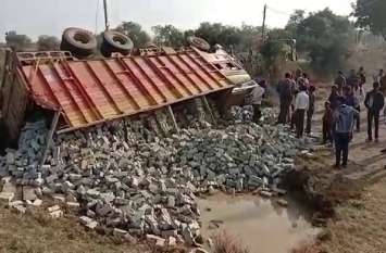 Eleven labour injured in mirzapur accident three critical अनियंत्रित ट्रक पलटा 11 मजदूर घायल, तीन की हालत गंभीर