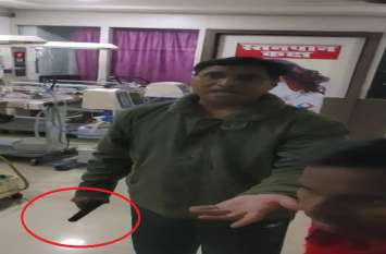 dispuet between doctor and paitent family in ballia शराब के नशे में धुत मरीज के तीमारदार आईसीयू में घुसे, डाक्टर ने ताना रिवाल्वर