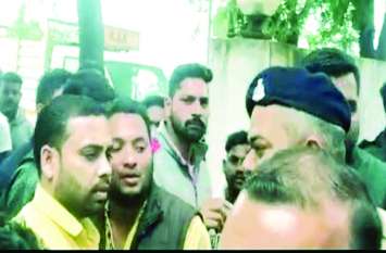 कांग्रेसी नेता सरकार का धौंस दिखाकर लॉकअप से छुड़ा ले गए आरोपी को, रवैया देख TI ने कहा, आप ही चलाओ थाना...