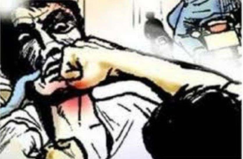 डीजी ले रहे थे अफसरों की बैठक, उधर पिट रही थी पुलिस डीजी ले रहे थे अफसरों की बैठक, उधर पिट रही थी पुलिस