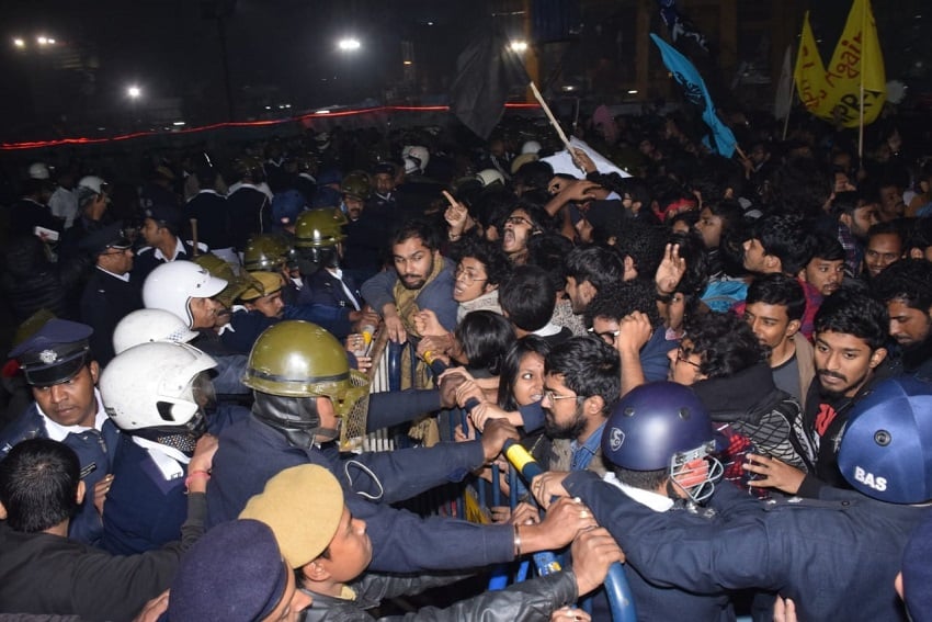 मोदी से मुलाकात पर भड़के छात्र, ममता के धरना मंच के पास हंगामा, पुलिस के साथ धक्का-मुक्की
