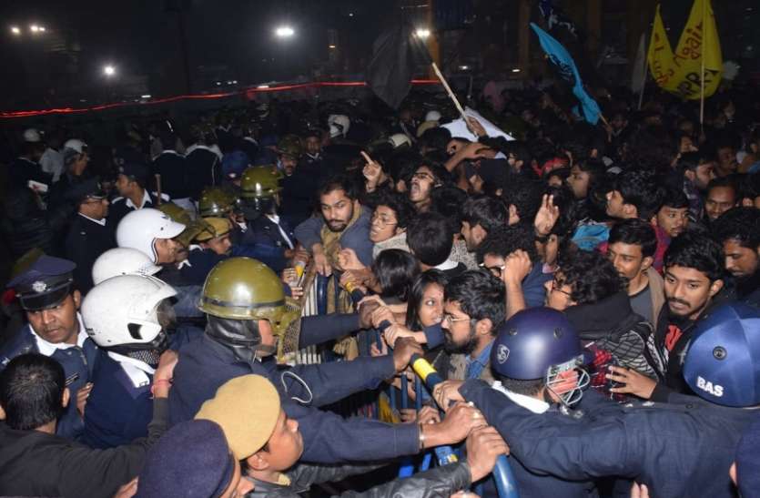 मोदी से मुलाकात पर भड़के छात्र, ममता के धरना मंच के पास हंगामा, पुलिस के साथ धक्का-मुक्की मोदी-ममता मुलाकात पर भड़के छात्र, ममता के धरना मंच के पास हंगामा, पुलिस के साथ धक्का-मुक्की