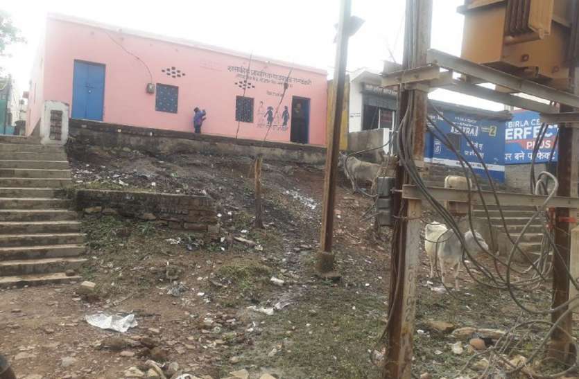 Primary school Ramtekari: Number of students dropped from 75 to 13 in four years, encroachment increased प्राथमिक शाला रामटेकरी : चार साल में 75 से घटकर 13 हो गई छात्र संख्या, आसपास अतिक्रमण बढ़ा