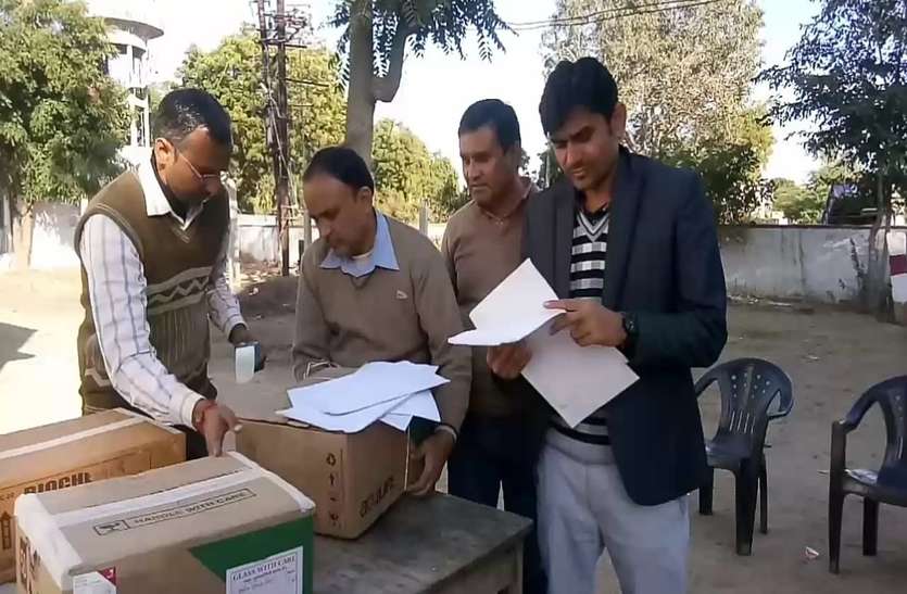 झोलाझाप डॉक्टरों के क्लिनिक पर छापे, नौ गिरफ्तार झोलाझाप डॉक्टरों के क्लिनिक पर छापे, नौ गिरफ्तार