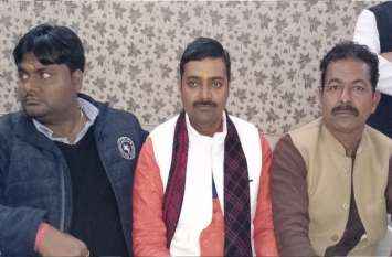 BJP state spokesperson Rakesh Tripathi attacked Akhilesh Yadav भाजपा के प्रदेश प्रवक्ता ने अखिलेश यादव को बताया दंगाइयों का हमदर्द, देखें वीडियो